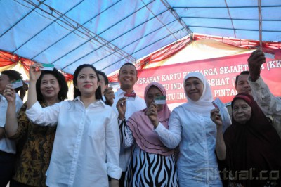 Mensos Bagikan 477 Kartu KIS di Penjaringan