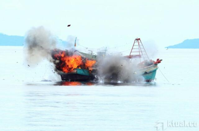 Menteri Susi Kembali Tenggelamkan Kapal Ikan Thailand