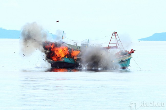 Menteri Susi Kembali Tenggelamkan Kapal Ikan Thailand