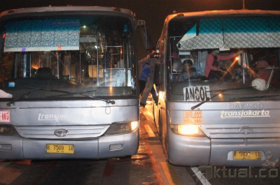 Mesin "Overheat", Penumpang Bus TransJakarta Dievakuasi