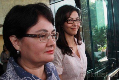 Nadya Mulya Temani Ibunya Jengguk Ayah Di Rutan KPK