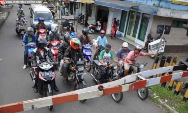 Nasihat Zuhur: Islam Ajarkan Muslim Taati Rambu Lalu Lintas!