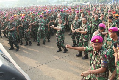 Panglima TNI Goyang Dumang Bersama Prajurit