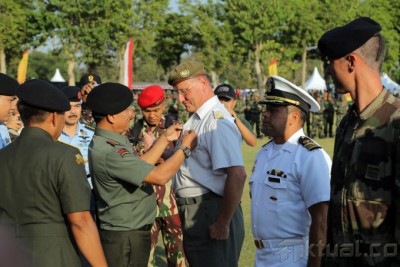 Panglima TNI Sematkan Wing Kehormatan Free Fall