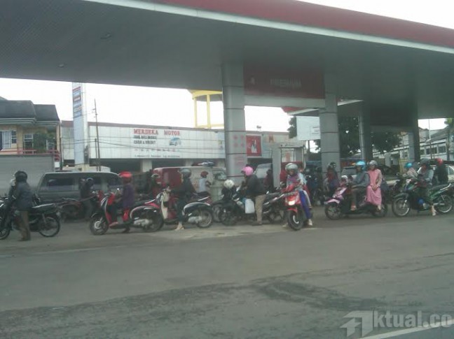Pasokan Premium di Pekalongan Habis Terjual