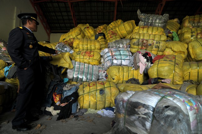 Pedagang Pakaian Bekas Impor Tentang Larangan Pemerintah