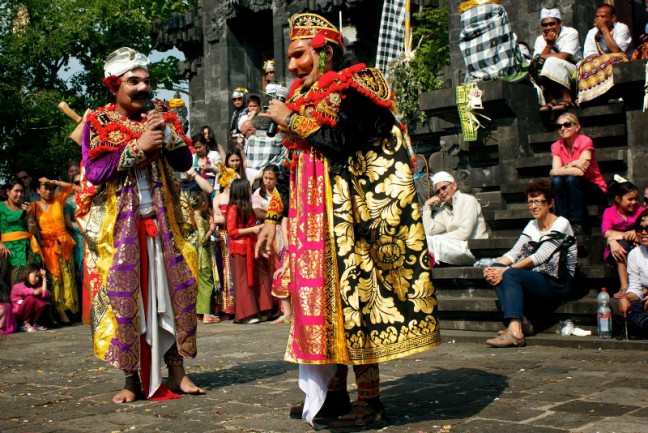 Pementasan Topeng Kenyem Manis di Denpasar Tandai 'Melepas Matahari'