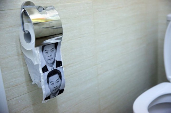 Pemimpin Hong Kong Digambarkan di Tisu Toilet