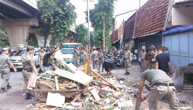 Pemkot Jakbar Bongkar Ratusan Rumah Pinggir Kali Sekretaris