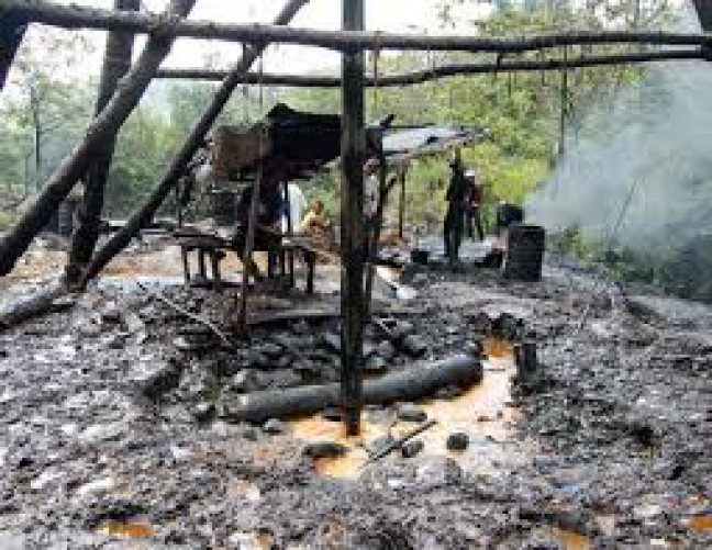 Penambang Menyuling Minyak dari Sumur Minyak Tua Milik Pertamina