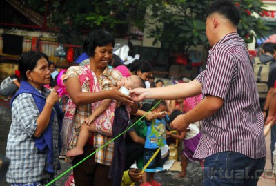 Pengemis Musiman Berharap Sedekah Imlek