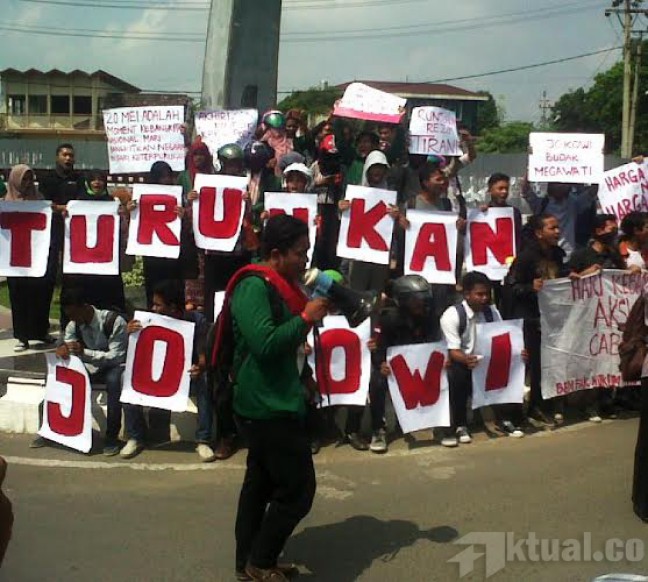 Pengkhianat Trisakti, Mahasiswa Tolak Jokowi Injakan Kaki di Makassar