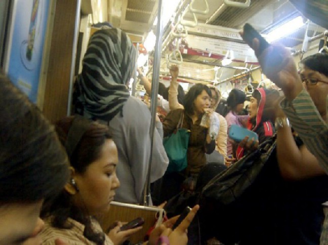 Penumpang Keluhkan Minimnya Jumlah Gerbong Khusus Perempuan
