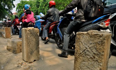 Perbaikan Trotoar di Jakarta Membahayakan Pengendara