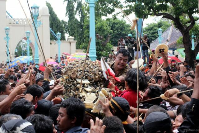 Peringati Satu Suro, Kediri Arak Gunungan dan Benda Pusaka