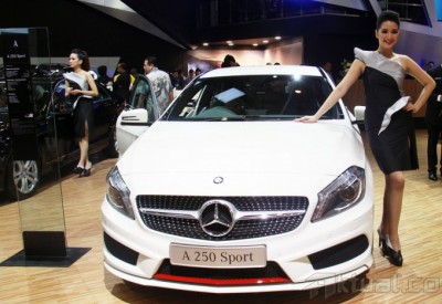 Pesona Model Seksi Hiasi Indonesia International Motor Show 2013