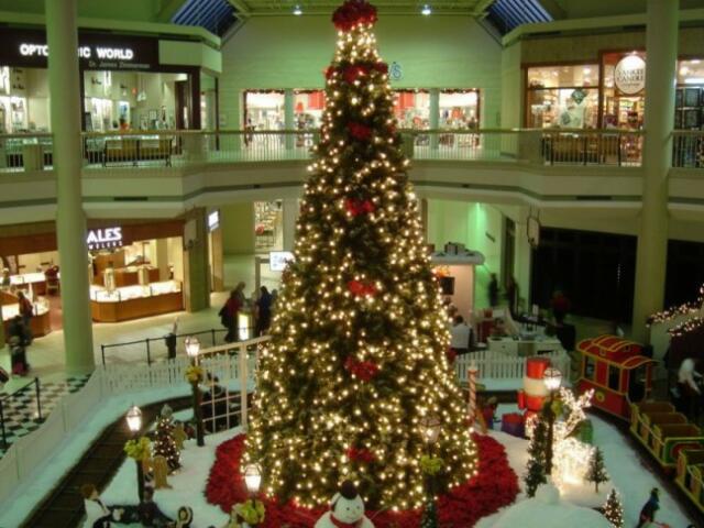 Pohon Natal Background Bus Mini dan Malaikat Hadir di Mall Jakarta