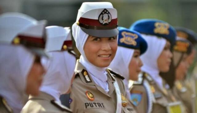 Polri Sahkan Penggunaan Hijab untuk Polwan