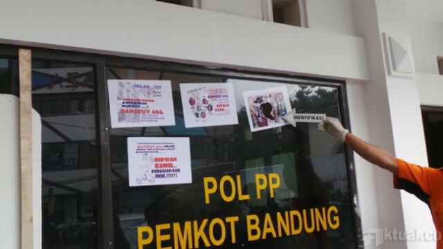 Pos Satpol PP di Bandung Dilempar Batu dan Ditempeli Stiker Menghujat Wali Kota