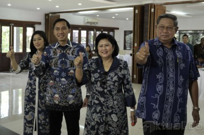 Presiden Nyoblos Bersama Keluarga