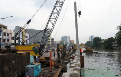Proyek Pemasangan Turap di Kawasan Mangga Dua