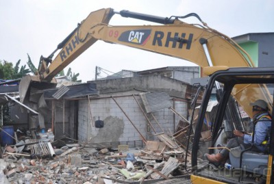 Puluhan Bangunan di Cengkareng Ditertibkan