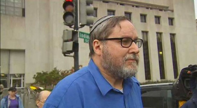 Rabi AS Rekam 152 Perempuan Telanjang dalam Ritual Mandi