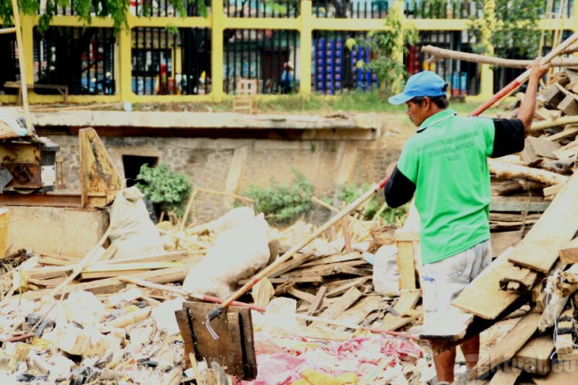Ratusan TPS Liar di Kali Ciliwung Ditertibkan