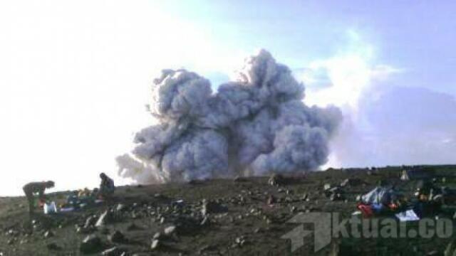 Rayakan Tahun Baru Di Puncak Mahameru, Pendaki Diminta Waspada