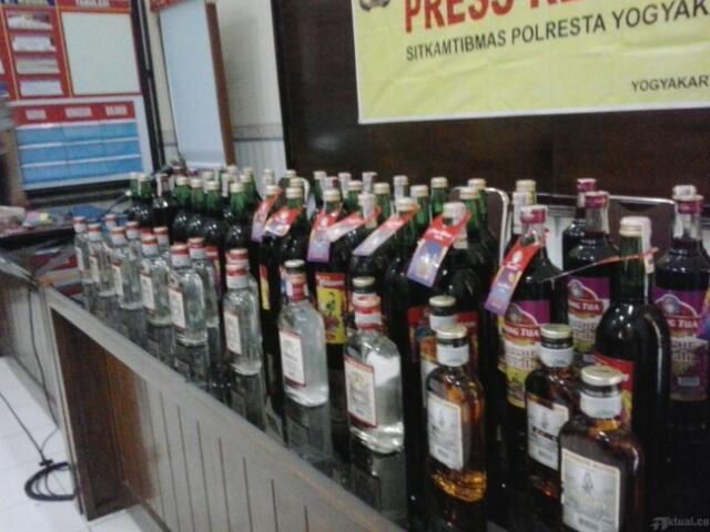 Razia Karaoke Syahrini, Aparat Temukan 800 Botol Miras