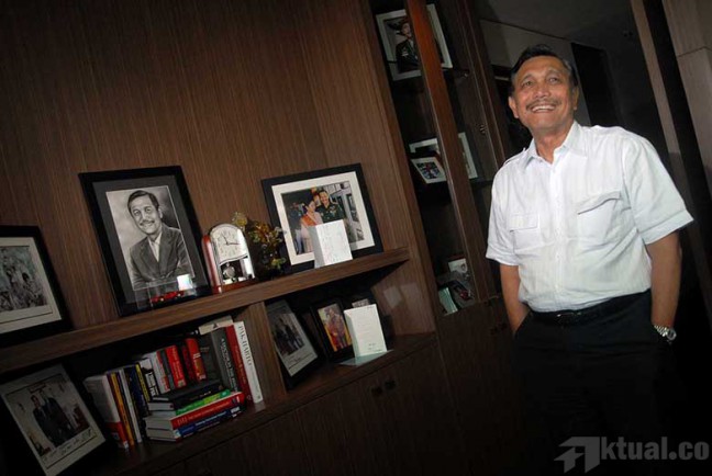 Relawan Jokowi Santroni Kantor Luhut untuk Dapatkan "Jatah"