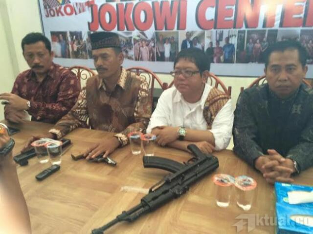 Relawan Jokowi di Aceh Serahkan Senjata Api ke Polisi