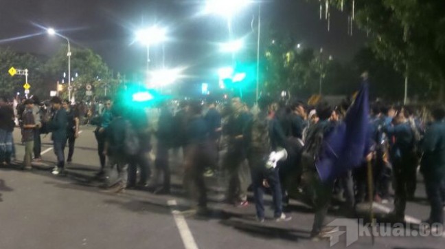 Ribuan Mahasiswa Unjuk Rasa di Istana, Luhut Panjaitan Ikut Orasi