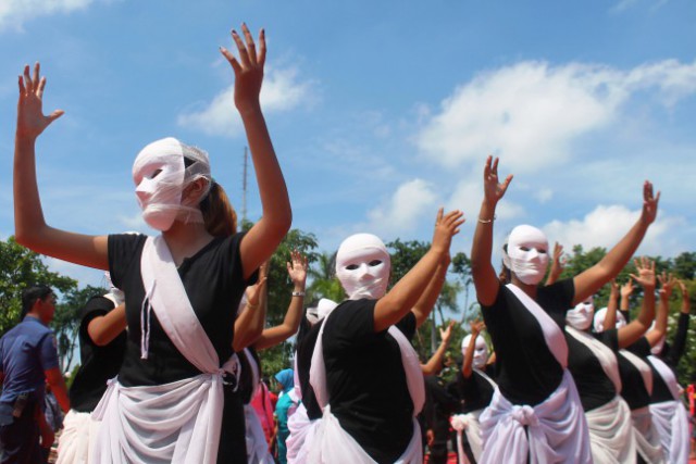 Ribuan Warga Ramaikan Festival Topeng Maulud