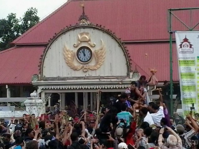 Ribuan Warga Yogyakarta Peringati Maulid Nabi dengan Ikuti Grebeg Maulud