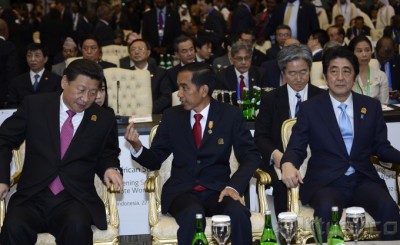 Saat Jokowi Diapit Presiden China dan PM Jepang