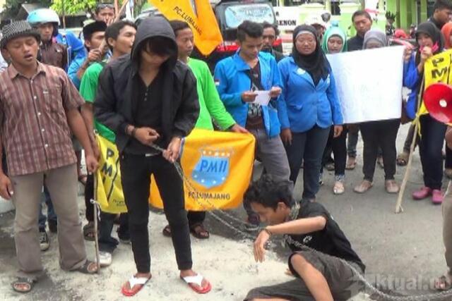 Sambut Hari Anti Korupsi, PMII Unjuk Rasa di Depan Kejaksaan Lumajang