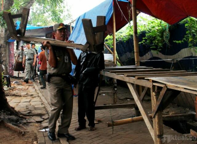 Satpol PP Bongkar Bangunan Liar Kolong Flyover Grogol