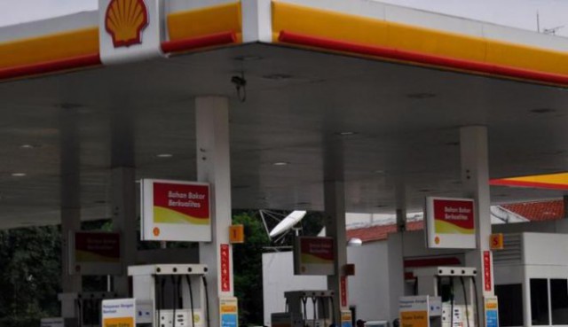 Sebuah Mobil Terbakar di Depan Pom Bensin Shell di Jaksel