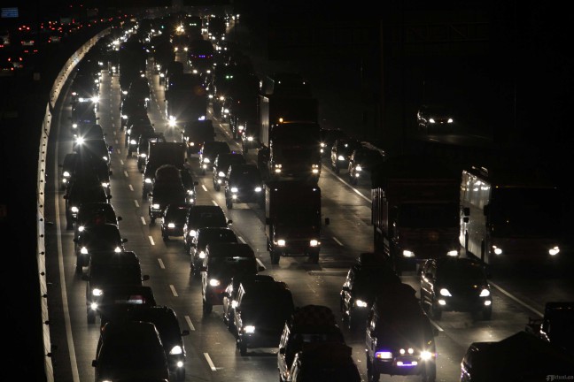 Jalur Tol Jakarta Cikampek  Padat Merayap Terhangat 