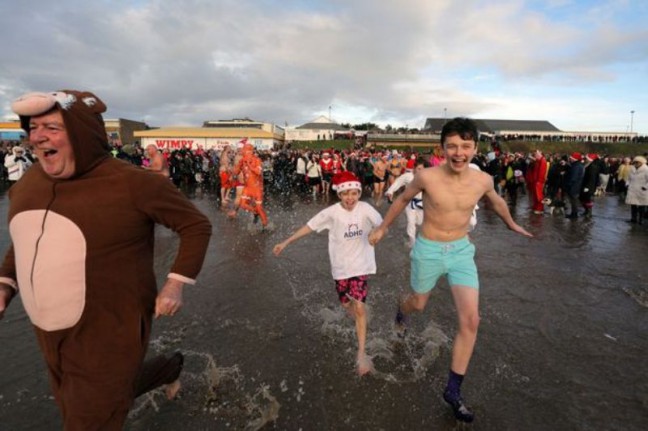 Serunya Tradisi Natal Festival Berenang di Inggris