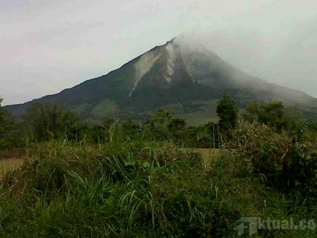 Sinabung Masih Terus Keluarkan Awan Panas