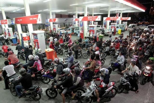 Sopir di Manokwari Rela Nginap di SPBU Untuk Beli BBM