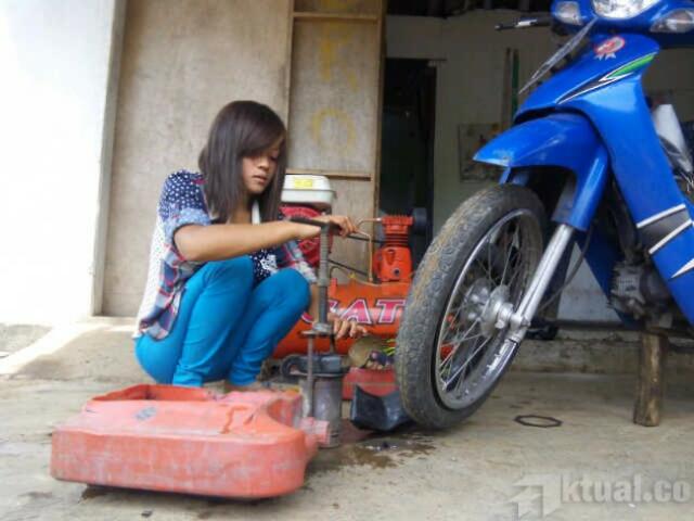 Ssstt... Di Malang Ada Tukang Tambal Ban Cantik