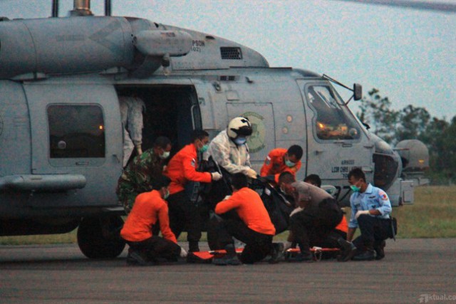 TIM DVI Singapura Bantu Identifikasi Korban AirAsia