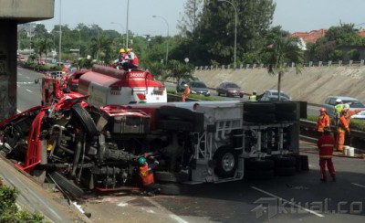 Tangki BBM Terguling di Tol JORR