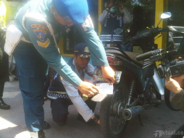 Tebang Pilih, Dishub Bingung Tertibkan Parkir Liar