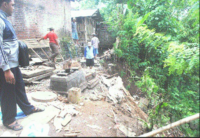 Tebing Longsor, Puluhan Warga di Lumajang Diungsikan