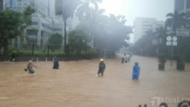 Tergenang Air Satu Meter, Jalan Mangga Dua Raya Terputus