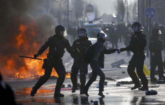 Terkait Penghematan, Demonstran Bentrok dengan Polisi di Frankurt